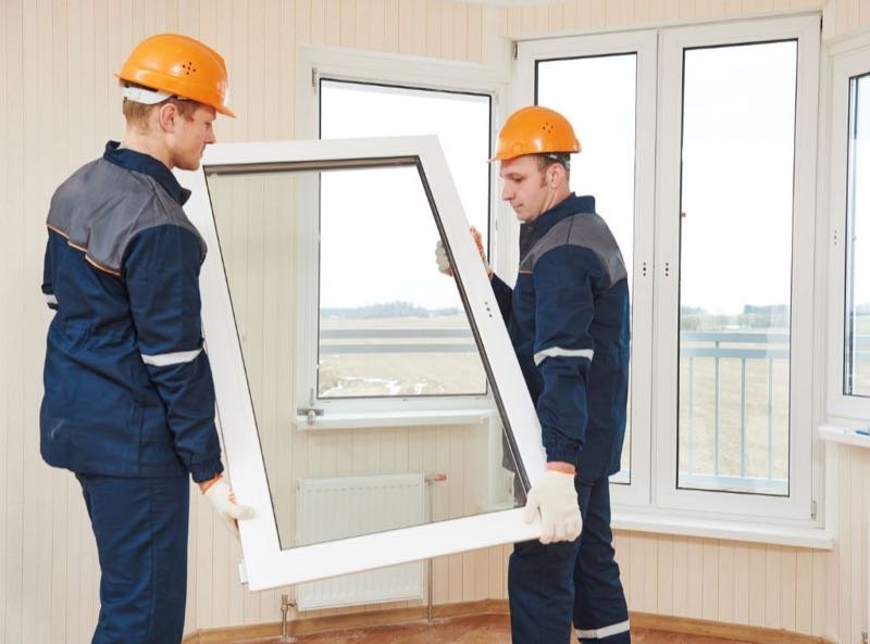 Notverglasung - Glaser bei der Arbeit